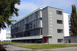 Здание школы в Дессау (Германия)